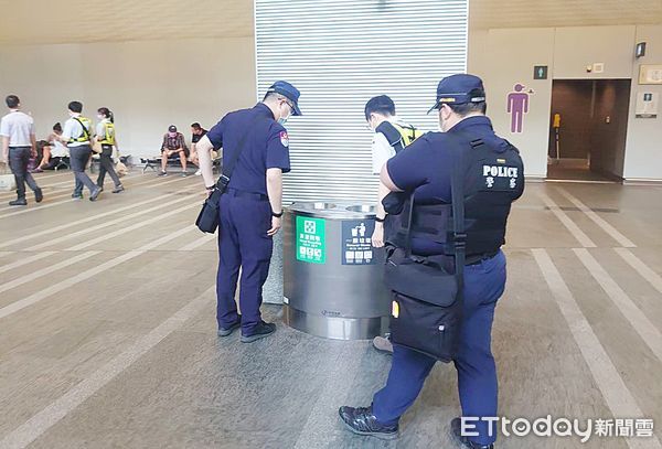 ▲針對恐嚇訊息將針對桃園機場捷運隨機殺人訊息，桃園市警局加派警力在捷運車站安檢巡查。（圖／記者沈繼昌翻攝）