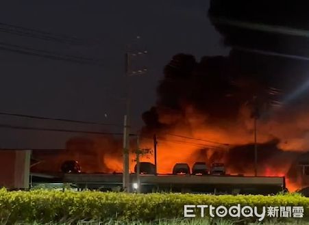 ▲▼  嘉義水上車輛回收場大火  。（圖／翻攝嘉義綠豆大小事ｌｉｎｅ群）