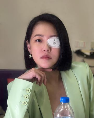 ▲小S拔隱形眼鏡疑似不慎刮傷角膜。（圖／翻攝自Instagram／elephantdee）