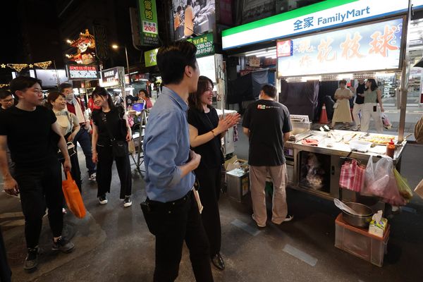 ▲林昶佐、今井繪理子萬華逛夜市。（圖／翻攝自林昶佐臉書）