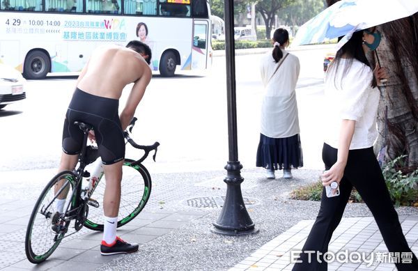 ▲▼天氣 炎熱 高溫 街頭單車騎士裸上身散熱 。（圖／記者屠惠剛攝）