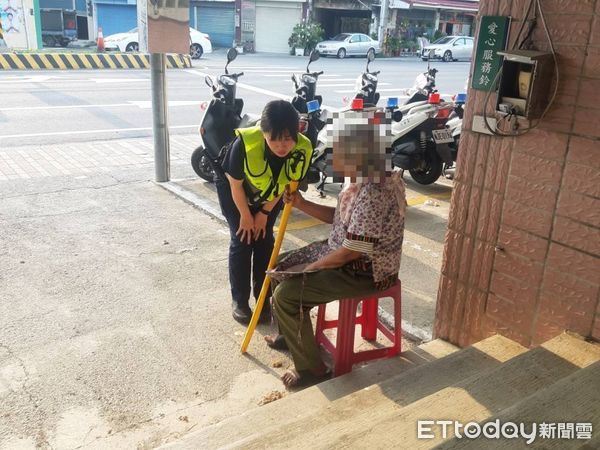 ▲恆春警分局車城分駐所警員林曜呈、實習警員張伊琳護送白姓阿嬤返家             。（圖／記者陳崑福翻攝，下同）