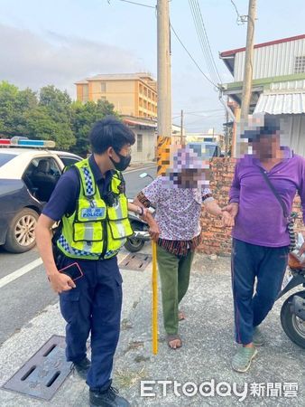 ▲恆春警分局車城分駐所警員林曜呈、實習警員張伊琳護送白姓阿嬤返家             。（圖／記者陳崑福翻攝，下同）