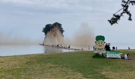 ▲▼日本石川縣珠洲市見附島土石不斷崩塌，遊客尖叫狂逃。（圖／翻攝自推特）