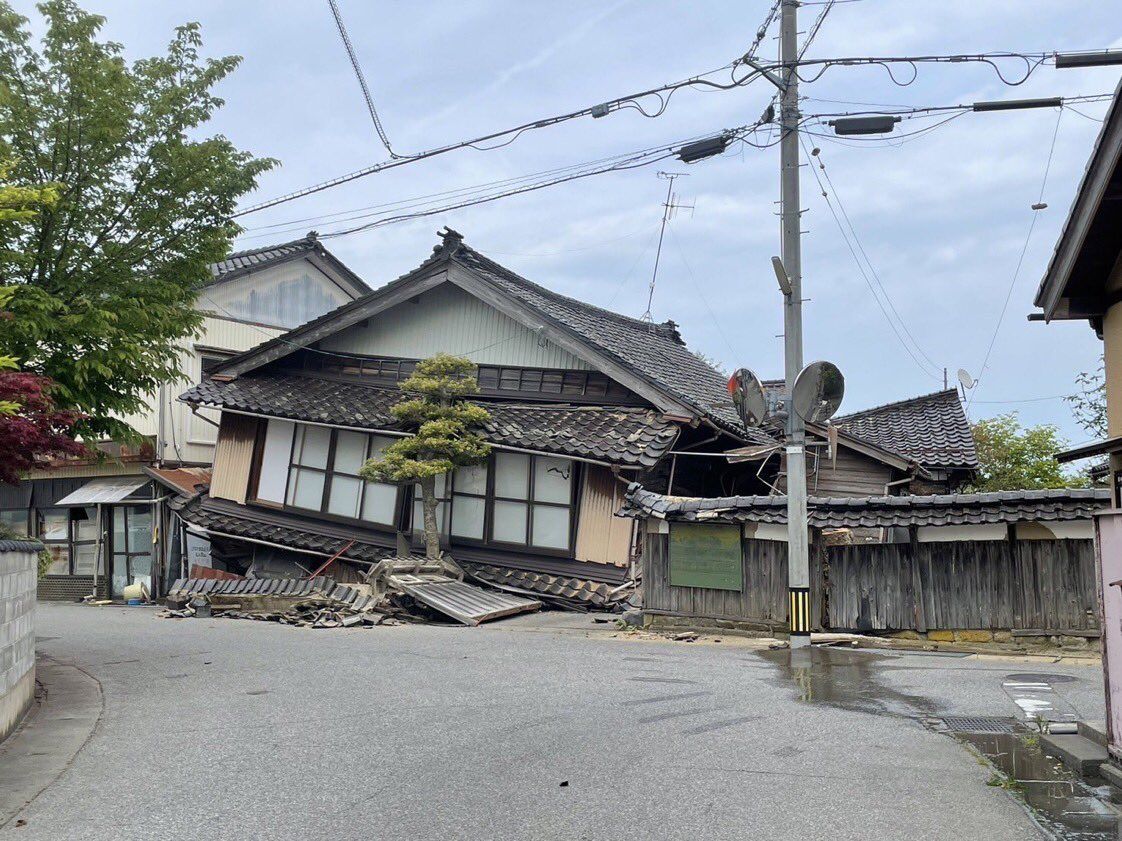 ▲▼日本能登6.3地震「釀1人命危」！至少3房屋倒塌　救援畫面曝。（圖／推特／@kurosagi1024）