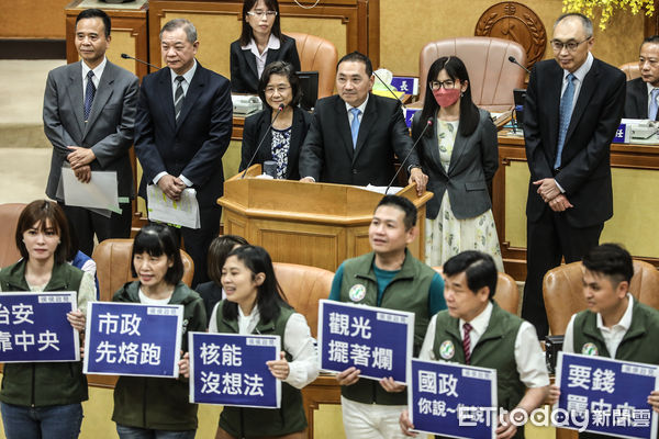 ▲新北市長侯友宜出席市政總質詢，遭民進黨團議員抗議。（圖／記者林敬旻攝）