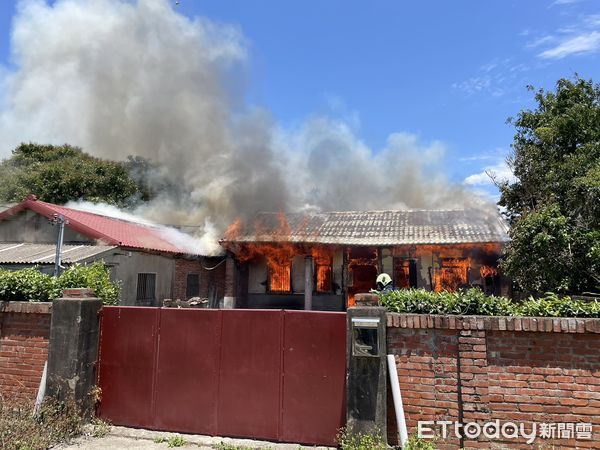 ▲▼苗栗縣公館鄉石墻村一處三合院５日中午發生火災，沒有人員受困，消防人員搶救中。（圖／記者蔡文淵翻攝）