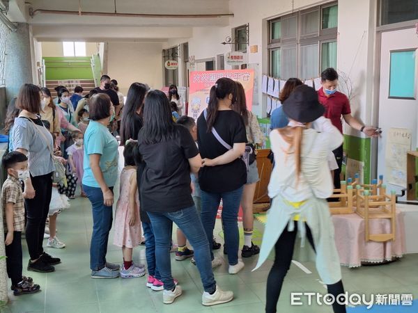 ▲台南市消防局第五大隊文賢分隊，結合仁德幼兒園全園師生、教職員以及幼生家長員工，在母親節前夕，共同舉辦防災宣導活動。（圖／記者林悅翻攝，下同）