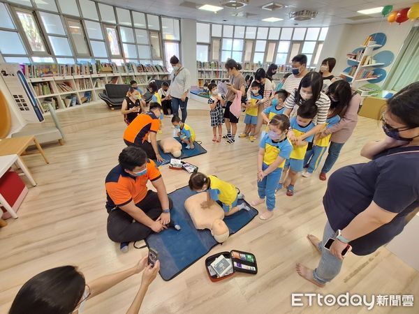 ▲台南市消防局第五大隊文賢分隊，結合仁德幼兒園全園師生、教職員以及幼生家長員工，在母親節前夕，共同舉辦防災宣導活動。（圖／記者林悅翻攝，下同）