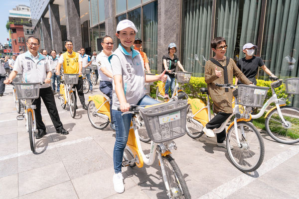 ▲新竹市長高虹安市長從芙洛麗飯店騎Youbike至新竹巨城購物中心站點。（圖／新竹市政府提供）