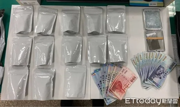 ▲▼苗栗警方日前在苗栗市一處民宅查獲竹聯幫雷堂販毒組織，查獲大批三級毒品咖啡包及槍械一批，成果豐碩。（圖／警方提供）