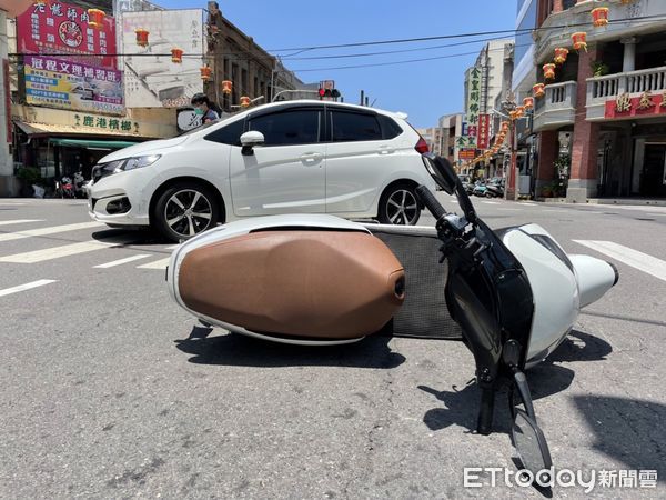 ▲彰化鹿港騎士停車禮讓行人被撞飛。（圖／民眾提供）