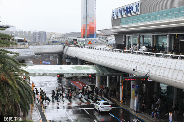 ▲▼南韓南部地區連續2天降下豪雨，濟州國際機場航班起降延遲、取消，導致萬名旅客受困機場。（圖／CFP）
