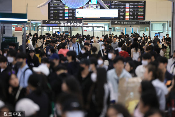 ▲▼南韓南部地區連續2天降下豪雨，濟州國際機場航班起降延遲、取消，導致萬名旅客受困機場。（圖／CFP）