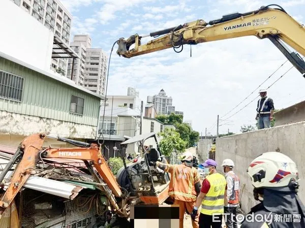 ▲交通部鐵道局北工處外包商在桃園市平鎮區進行整地工程，今天上午高姓工人操作怪手時突然翻覆，被怪手輾壓，消防人員搶救中。（圖／記者沈繼昌翻攝）