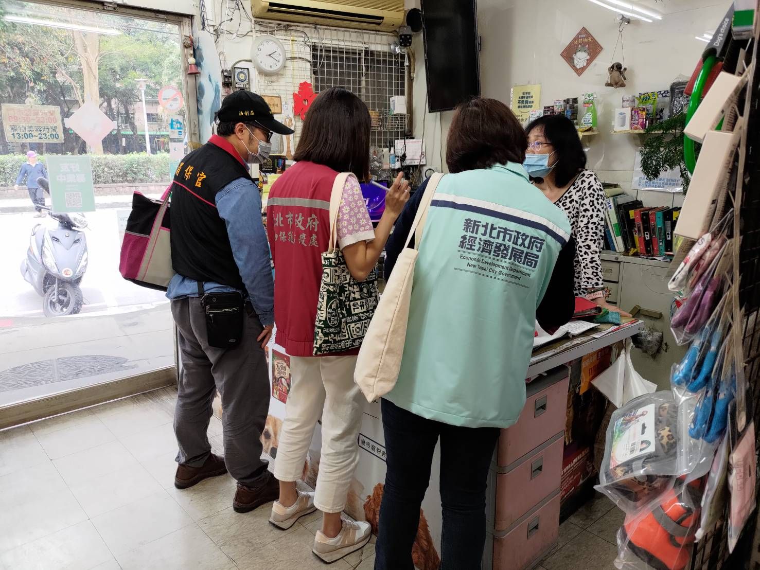 ▲新北稽查寵物食品標示。（圖／新北市動保處提供）