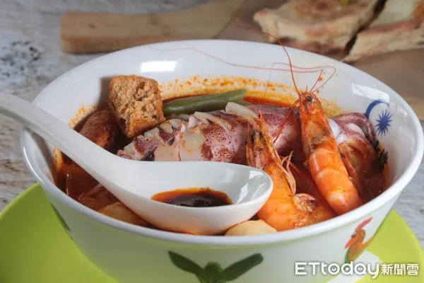 ▲叻沙麵裡躺著整隻透抽！台北東區人氣星馬料理推新菜。（圖／記者黃士原攝）