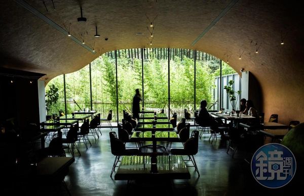 以洞穴為概念的餐廳habitat（棲息地），午後的自然光影下，散發緩慢舒適感。