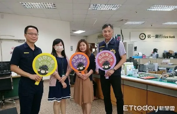 ▲恆春警分局長林明波致贈行員感謝狀             。（圖／記者陳崑福翻攝）