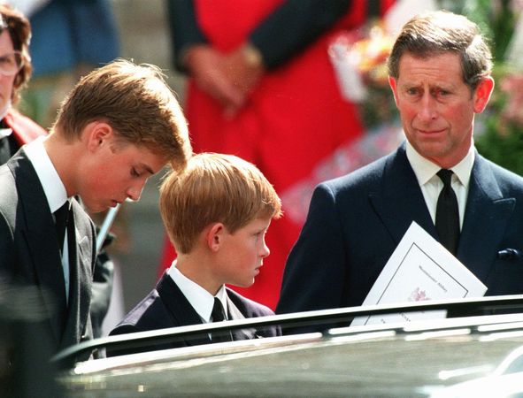 ▲▼查爾斯、威廉與哈利1997年出席黛安娜王妃葬禮。（圖／達志影像／美聯社）