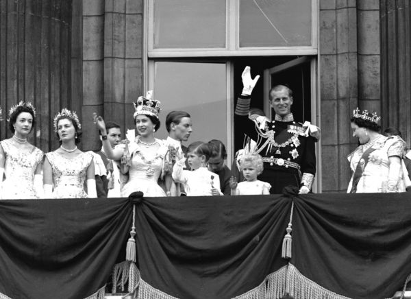 ▲▼女王在1953年舉行加冕儀式時，年僅4歲的查爾斯也一起站在白金漢宮的陽台上。（圖／達志影像／美聯社）