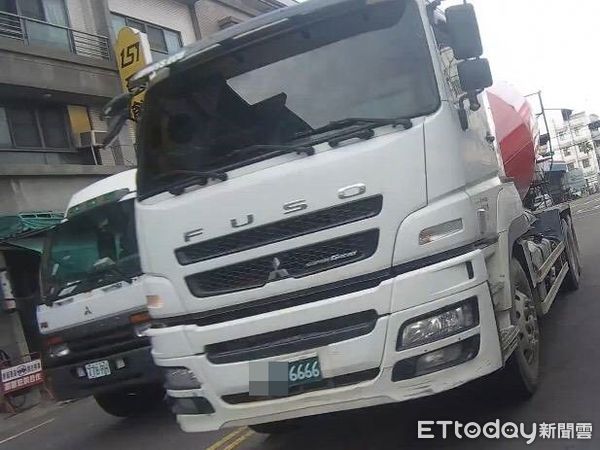 ▲▼預拌混凝車違規超車，險對撞機車。（圖／台中市議員江和樹提供，下同）