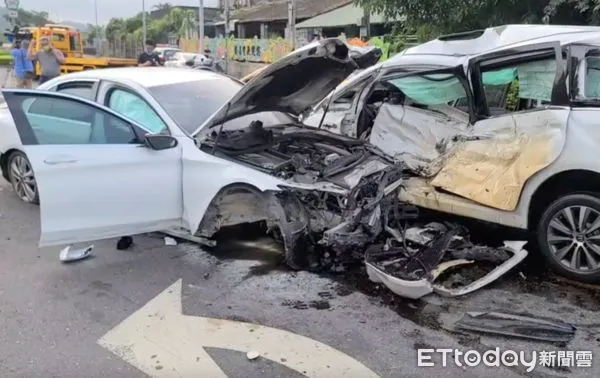 ▲▼26歲男子開賓士下交流道，直接撞上對向車輛害駕駛受困身亡。（圖／記者邱中岳翻攝）