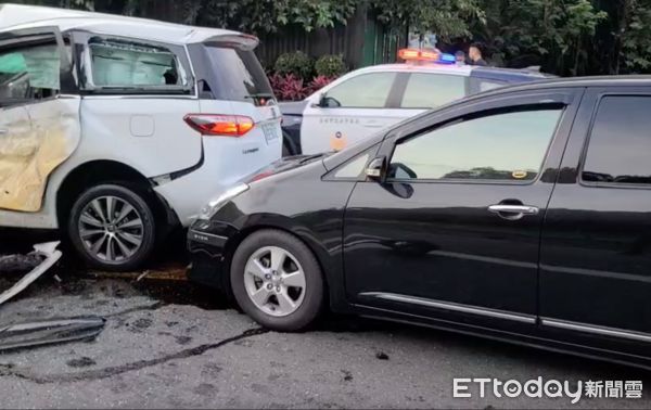 ▲▼26歲男子開賓士下交流道，直接撞上對向車輛害駕駛受困身亡。（圖／記者邱中岳翻攝）