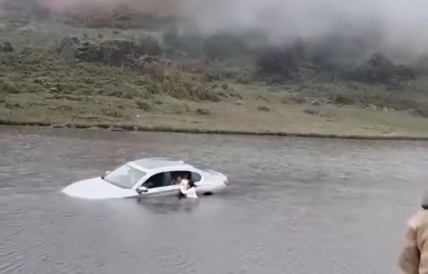 ▲▼轎車失控衝進水潭。（圖／翻攝微博）