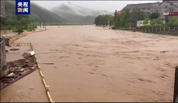 ▲▼江西「特大暴雨」河水暴漲！45位村民受困待援。（圖／翻攝CCTV）