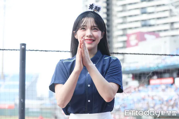 ▲樂天女孩李多慧場上應援。（圖／記者林敬旻攝）