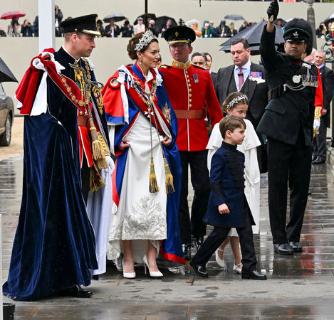 ▲▼威廉王子（Prince William）和王妃凱特（Kate），以及他們的子女喬治王子（Prince George）、夏綠蒂公主（Princess Charlotte）和路易王子（Prince Louis）參加英國國王查爾斯三世加冕典禮。（圖／路透）