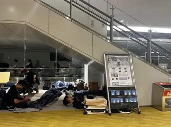 ▲▼星宇航空乘客睡成田機場。（圖／翻攝「星宇航空 討論區 STARLUX Airlines」臉書社團）