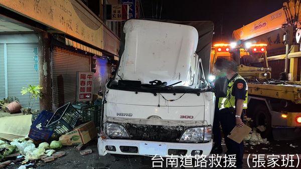 ▲台南市永康區民族路，7日凌晨發生1自小貨車失故翻覆撞擊對路邊民之間的樑柱，造成楊姓駕駛人受傷送醫就治。（圖／翻攝自臉書台南道路救援張家班，下同）