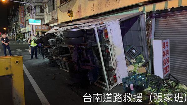 ▲台南市永康區民族路，7日凌晨發生1自小貨車失故翻覆撞擊對路邊民之間的樑柱，造成楊姓駕駛人受傷送醫就治。（圖／翻攝自臉書台南道路救援張家班，下同）