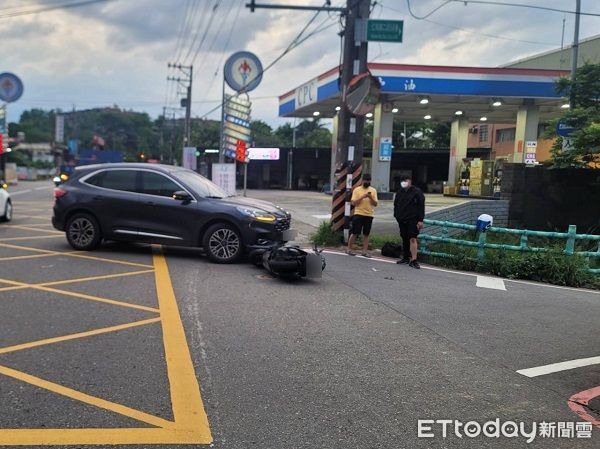 ▲▼所幸僅機車騎士僅受到輕微擦傷。（圖／大溪警分局提供）