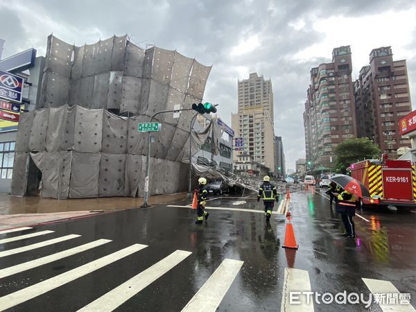 ▲▼             高雄市左營區崇德路與博愛路口今(7)日中午12時許發生鷹架倒塌。（圖／記者吳奕靖攝）