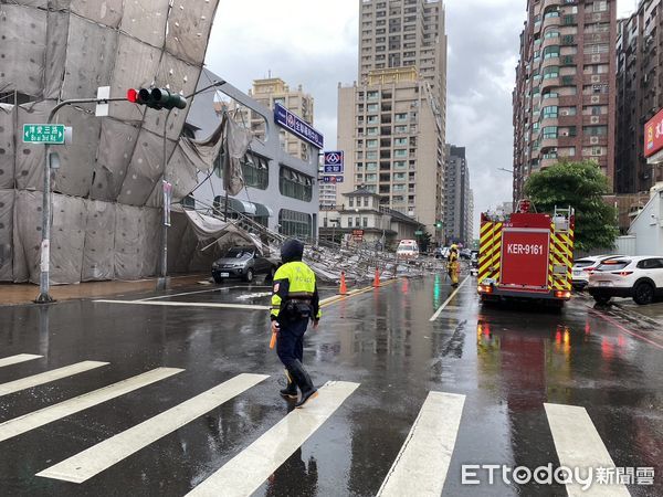 ▲▼             高雄市左營區崇德路與博愛路口今(7)日中午12時許發生鷹架倒塌。（圖／記者吳奕靖攝）