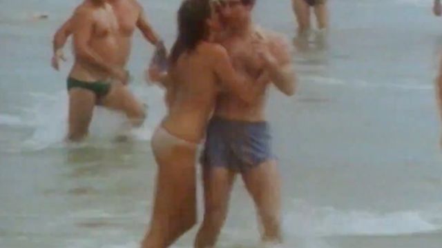 ▲▼1979年3月，查爾斯三世在澳洲海灘上被女模普莉絲特（Jane Priest）親臉頰。（圖／翻攝自YouTube／The Royal Family Channel）