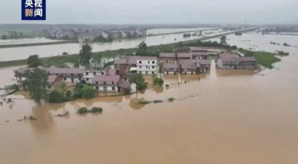 ▲▼特大暴雨襲華南　江西河堤潰決、鄉鎮泡水裡。（圖／翻攝CCTV）