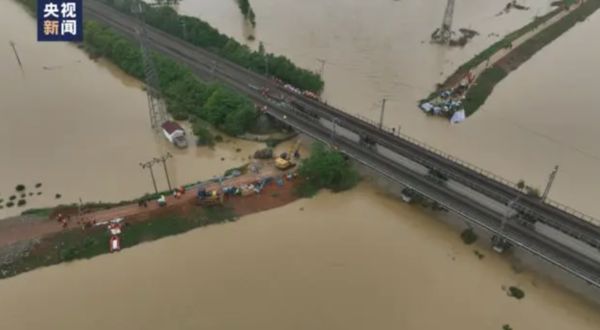 ▲▼特大暴雨襲華南　江西河堤潰決、鄉鎮泡水裡。（圖／翻攝CCTV）