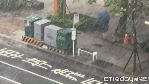 ▲▼高雄大雨。（圖／記者吳世龍攝）