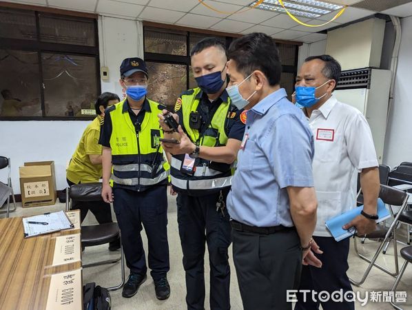 ▲新北市警員駕車協助孝順的王姓考生赴警專應試。（圖／記者張君豪翻攝）