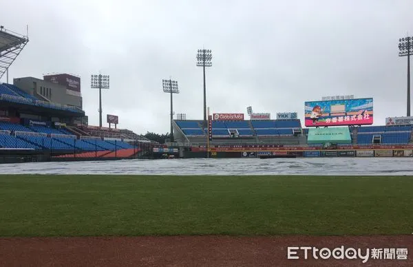 ▲桃園球場下雨延賽。（圖／記者陳立勳攝）