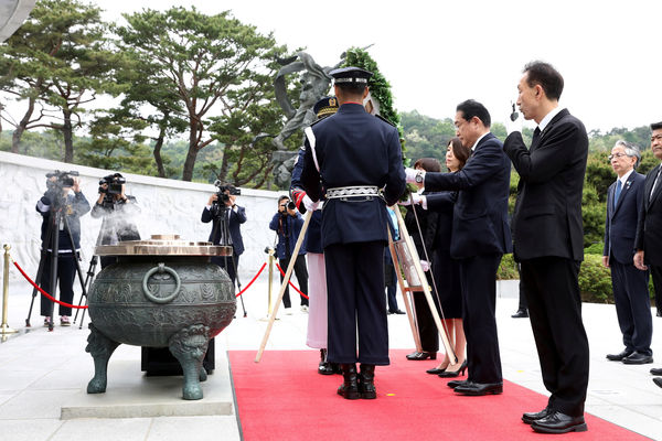 ▲▼岸田文雄夫婦7日在南韓首爾顯忠院參謁、捻香。（圖／路透）