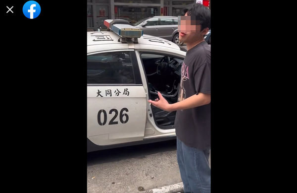 ▲民眾疑似酒醉路旁打開警車門並上車試乘，警方回應觸法將函辦。（圖／翻攝臉書）