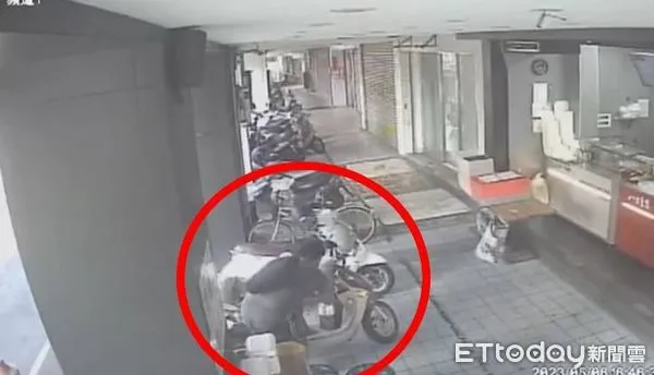 ▲40歲羅姓男子，見到停放路旁之機車上掛吊有1袋裝麵包之手提袋，內裝有價值450元6個麵包，即整袋竊走快步離開，案經二分局迅速逮捕送辦。（圖／記者林悅翻攝，下同）