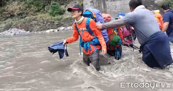 ▲▼南投縣信義鄉丹大林道5.5公里處因豪雨坍方，警消人員獲報，成功引導60人脫困。（圖／南投消防局提供提供）