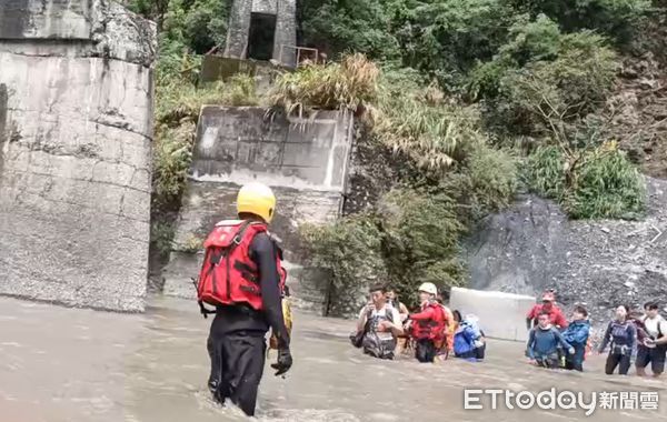 ▲▼南投縣信義鄉丹大林道5.5公里處因豪雨坍方，警消人員獲報，成功引導60人脫困。（圖／南投消防局提供提供）