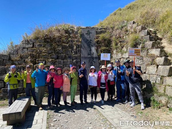 ▲仁愛警方遠赴合歡山向山友和賞杜鵑遊客宣導反詐騙。（圖／記者高堂堯翻攝）